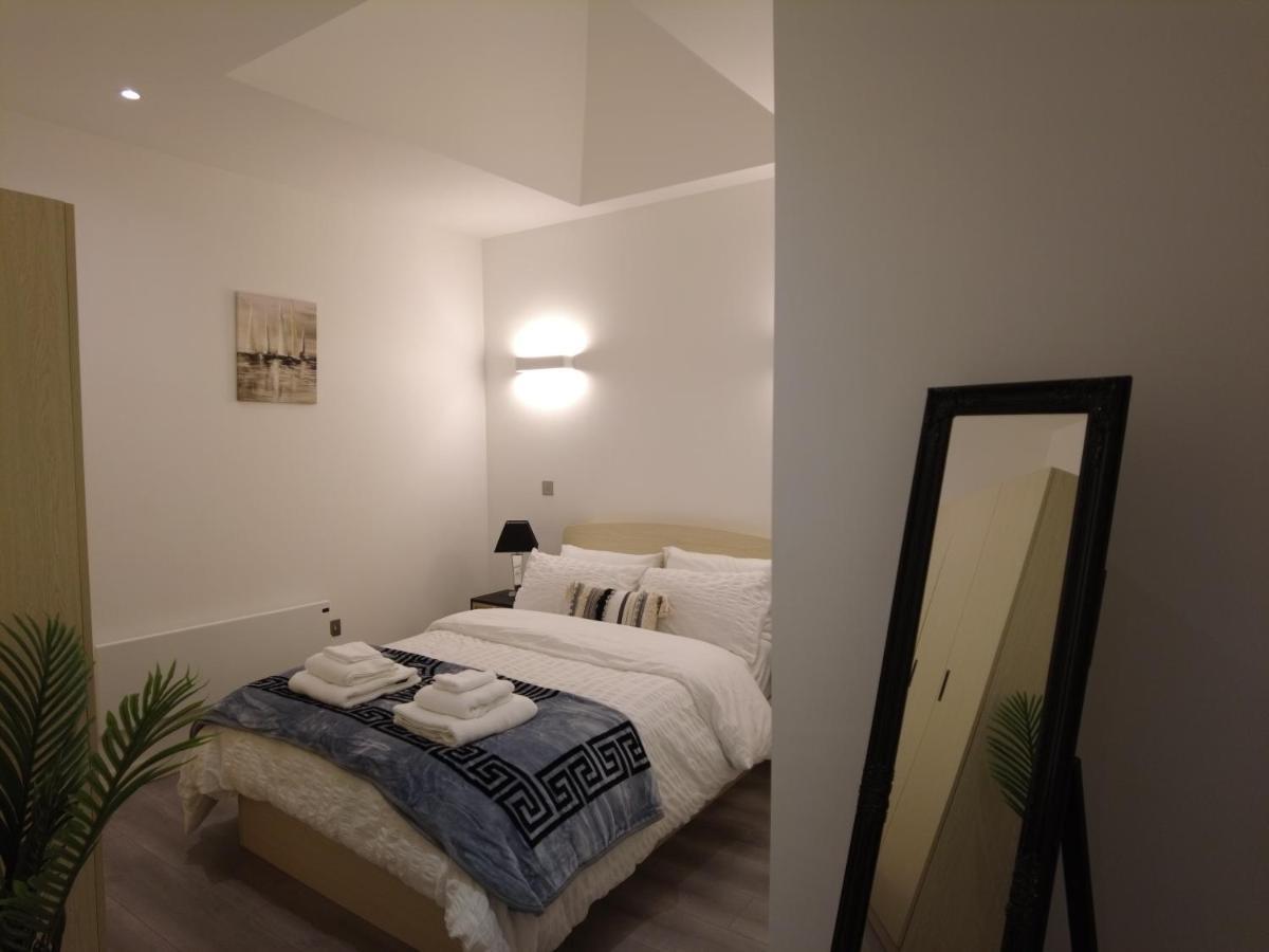 Stylish 2 Bedrooms, 2 Bathrooms With Workspace In Milton Keynes Ngoại thất bức ảnh