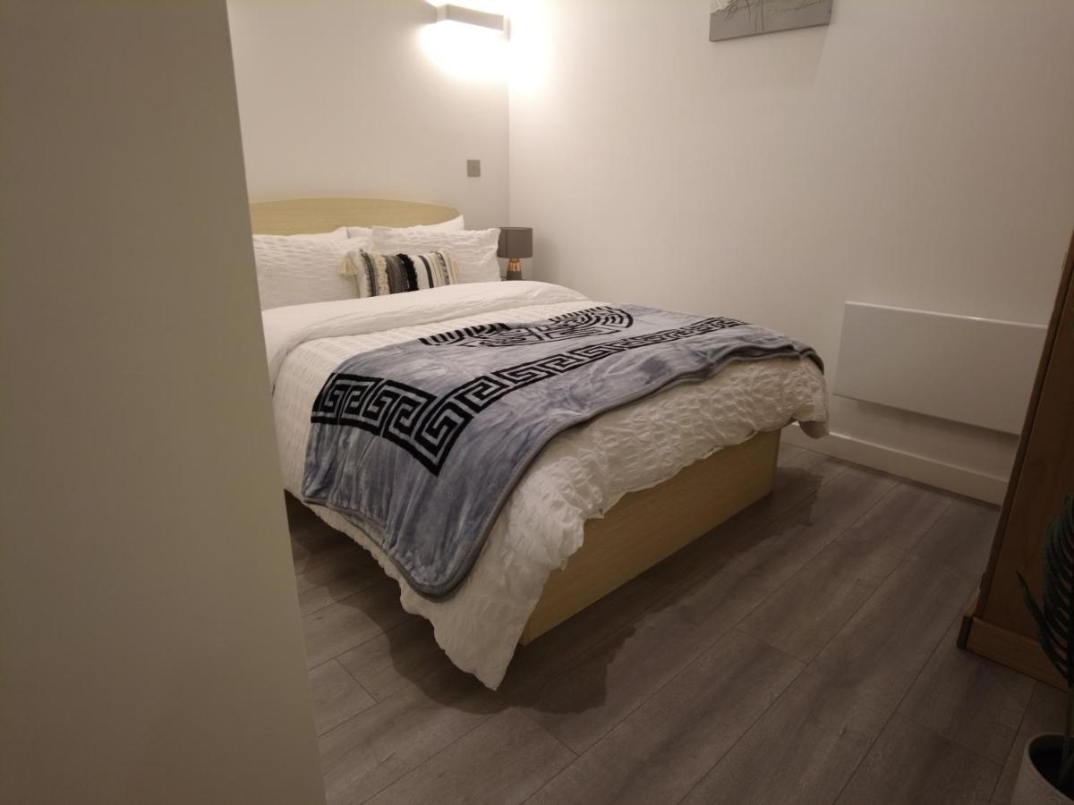 Stylish 2 Bedrooms, 2 Bathrooms With Workspace In Milton Keynes Ngoại thất bức ảnh