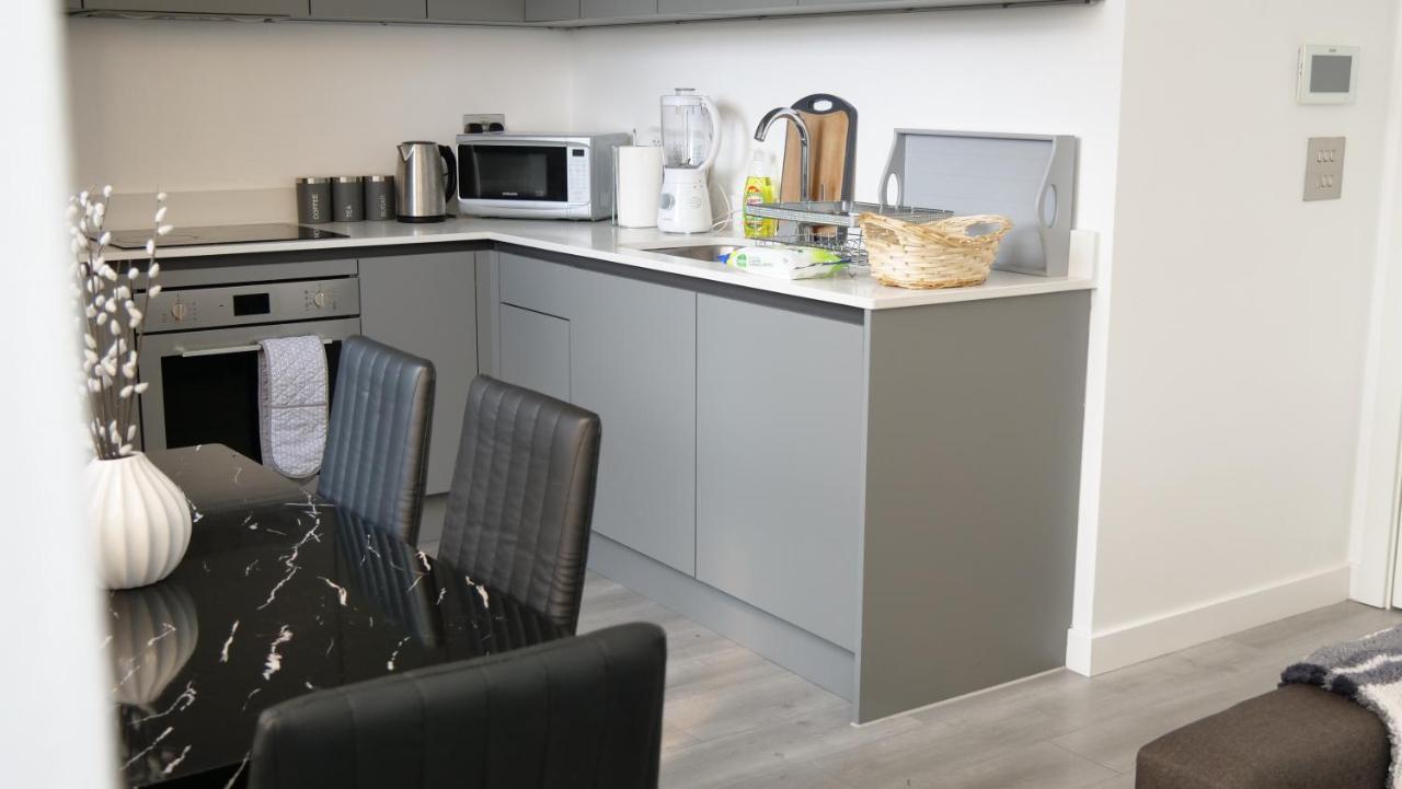 Stylish 2 Bedrooms, 2 Bathrooms With Workspace In Milton Keynes Ngoại thất bức ảnh