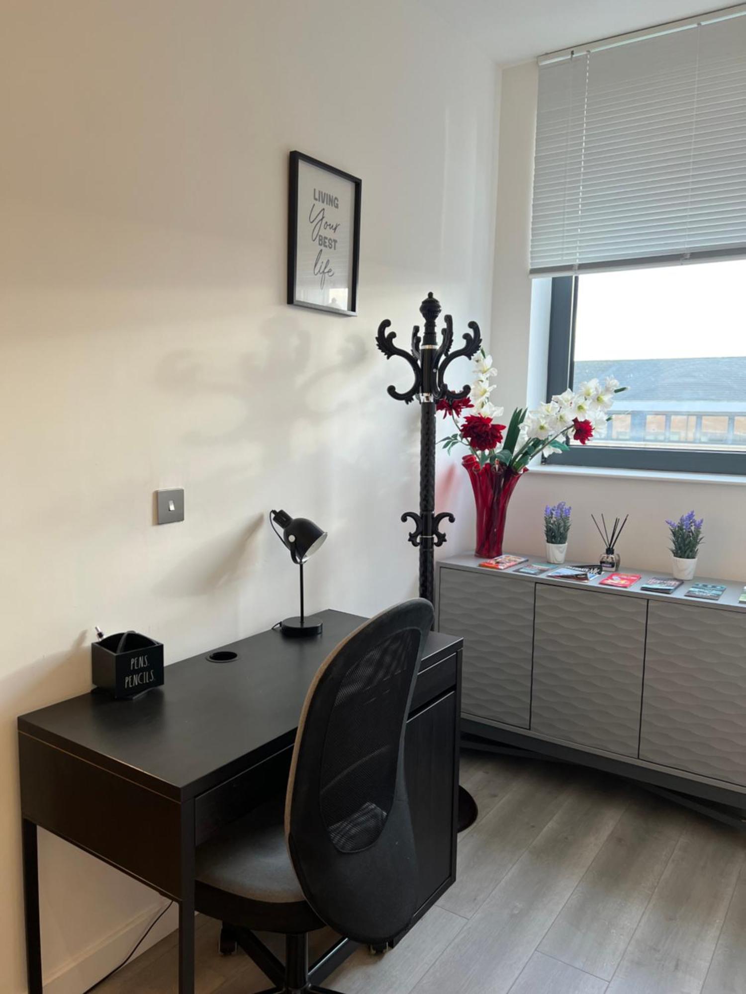 Stylish 2 Bedrooms, 2 Bathrooms With Workspace In Milton Keynes Ngoại thất bức ảnh